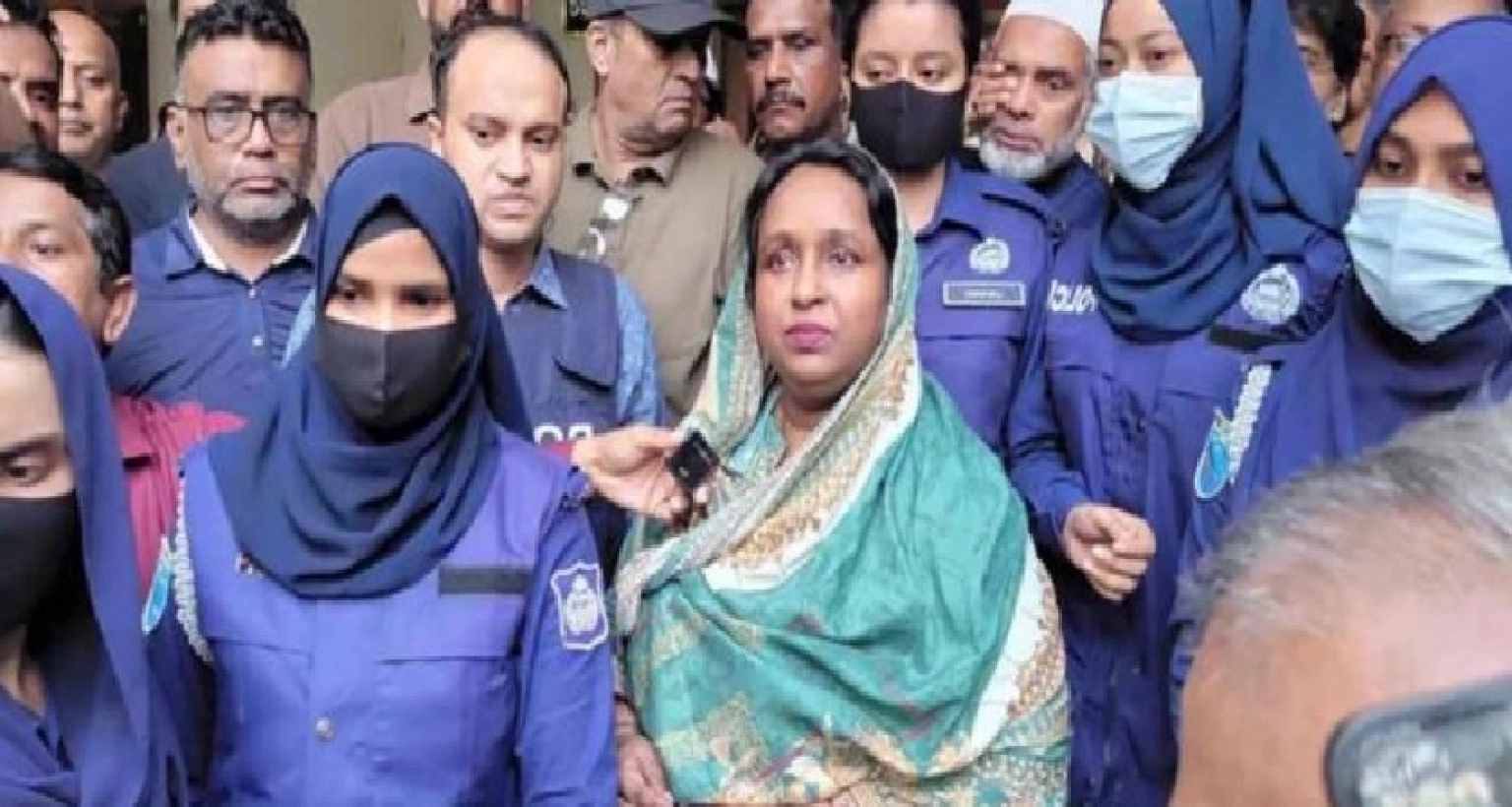 ২ দিনের রিমান্ডে সাবেক মেয়র ডা. সেলিনা হায়াৎ আইভী