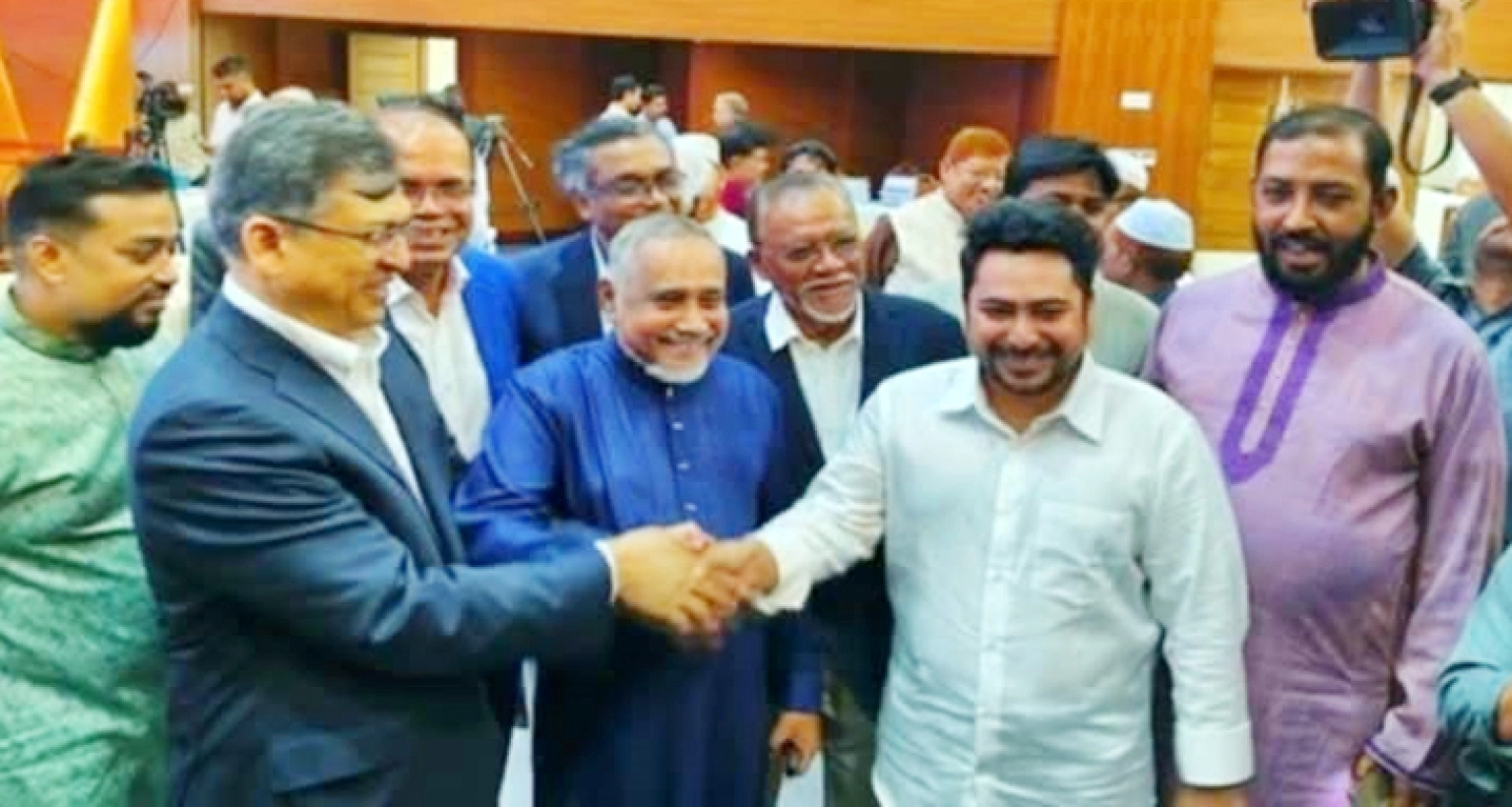 হাতে হাত রাখার পরই বুকে টেনে নিলেন সালাউদ্দিন