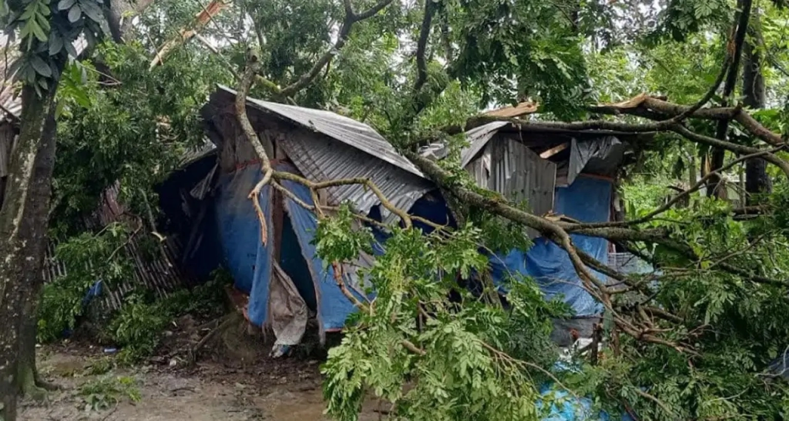 ২-৩ মিনিটের হঠাৎ টর্নেডোতে লন্ডভন্ড ৪ গ্রাম
