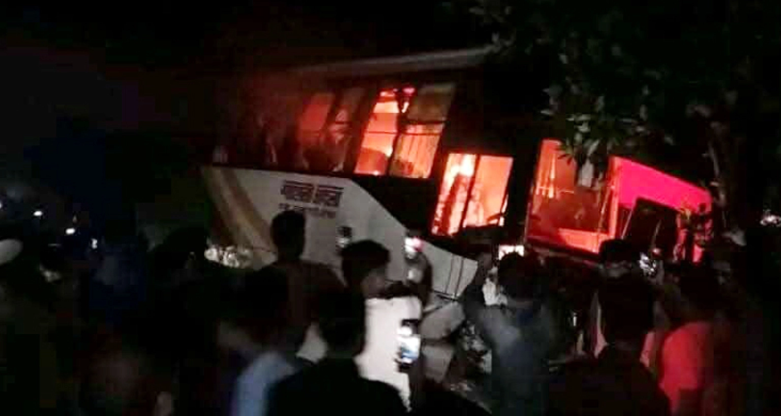বাস-মাহিন্দ্রা মুখোমুখি সংঘর্ষে নিহত ৬