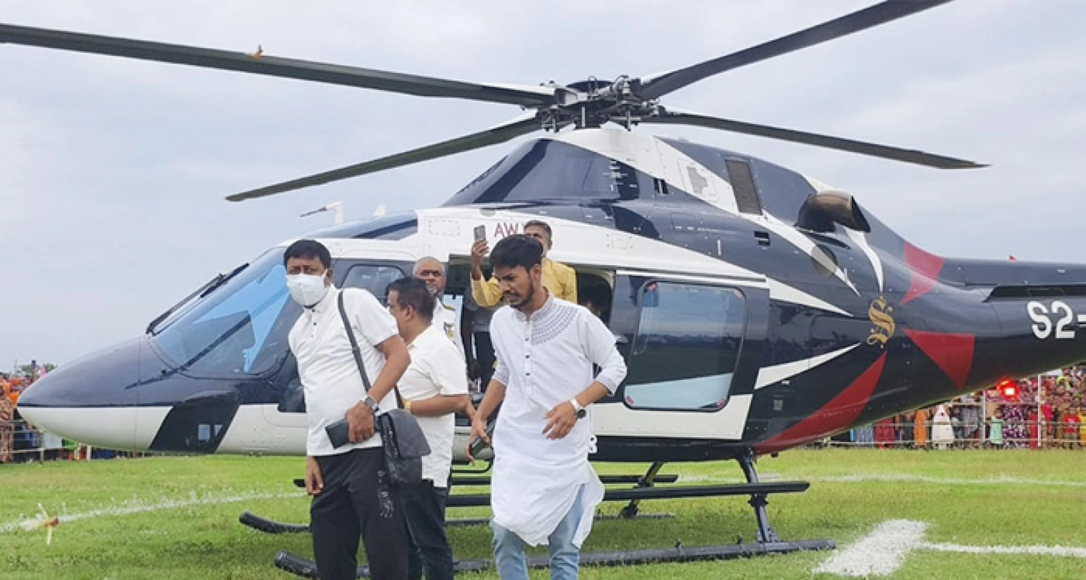স্ত্রীর কিডনিতে ফিরে পেলেন নতুন জীবন, গ্রামে ফিরলেন হেলিকপ্টারে