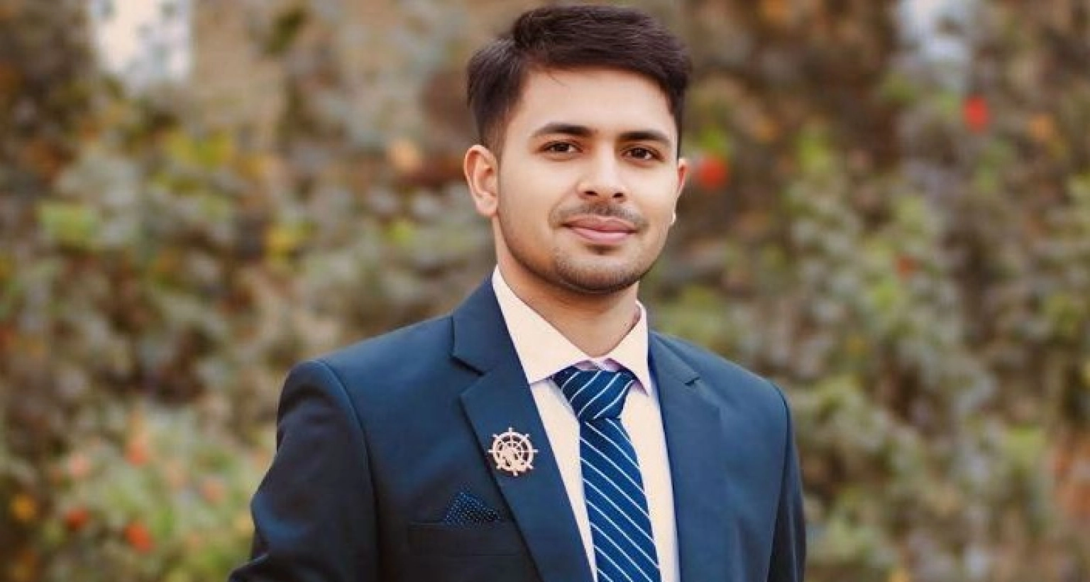 শার্ট ও ক্যাপ পরিয়ে বান্ধবীকে হলে নিয়ে রাত্রিযাপন!