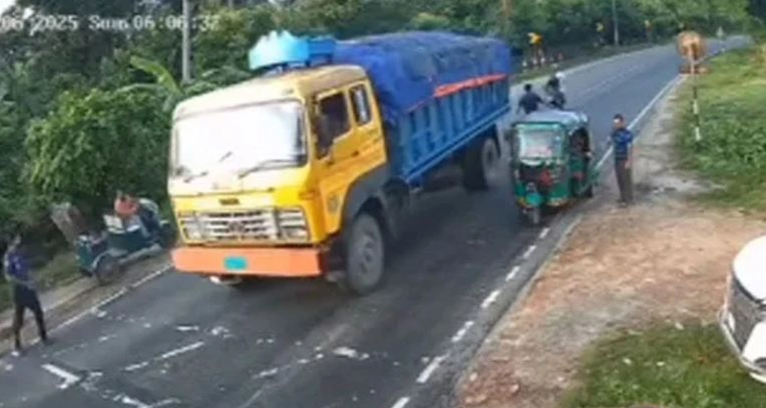 বাইক ধরতে গিয়ে পা বিচ্ছিন্ন এক পুলিশ সদস্যের