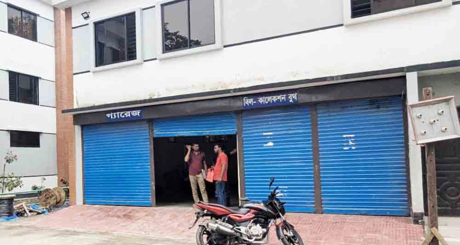 গ্রাহকের টাকা নিয়ে ব্যাংকের বুথ উধাও