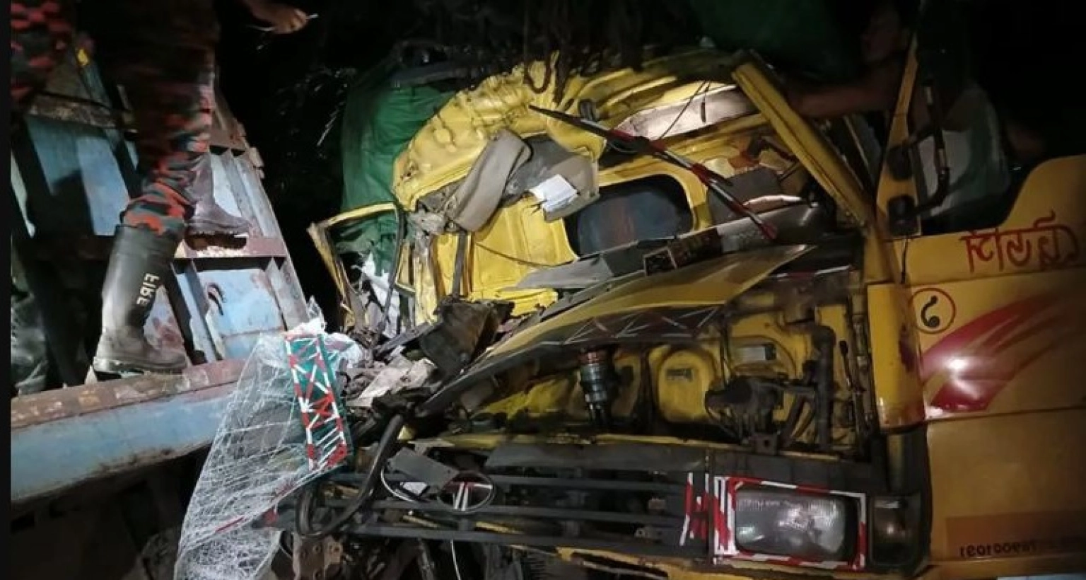 দুই ট্রাকের মুখোমুখি সংঘর্ষে ২ জনের মৃত্যু