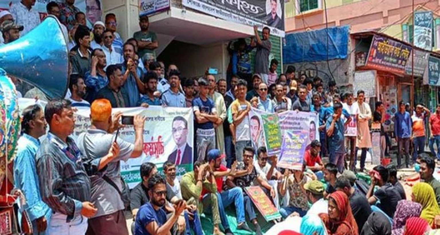  কাফনের কাপড় পরে বিএনপির কার্যালয় ঘেরাও
