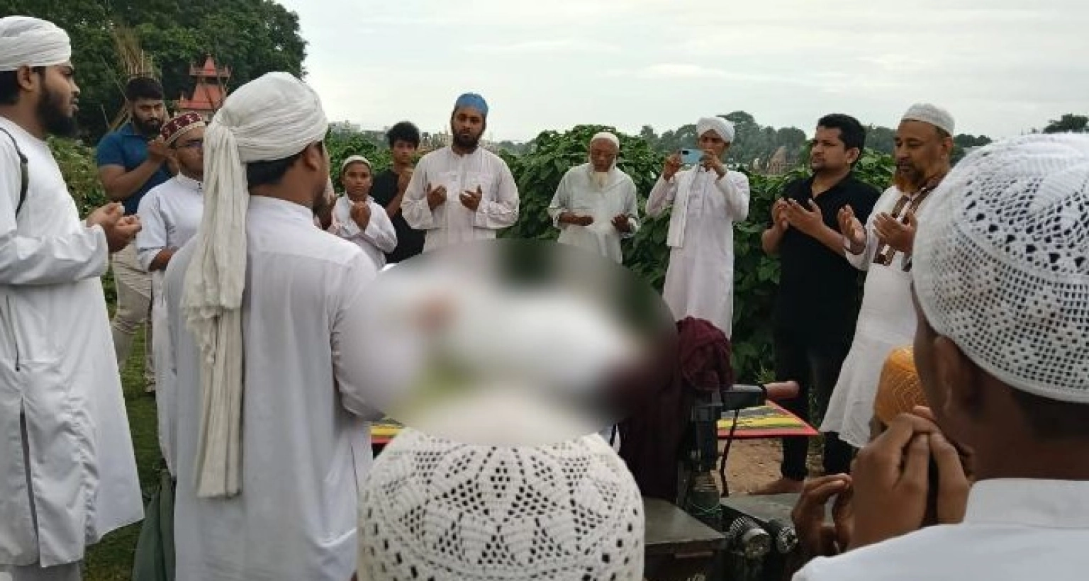 বাবার মৃত্যুর পর মরদেহ নিতে অস্বীকৃতি সন্তানসহ পরিবারের সদস্যদের