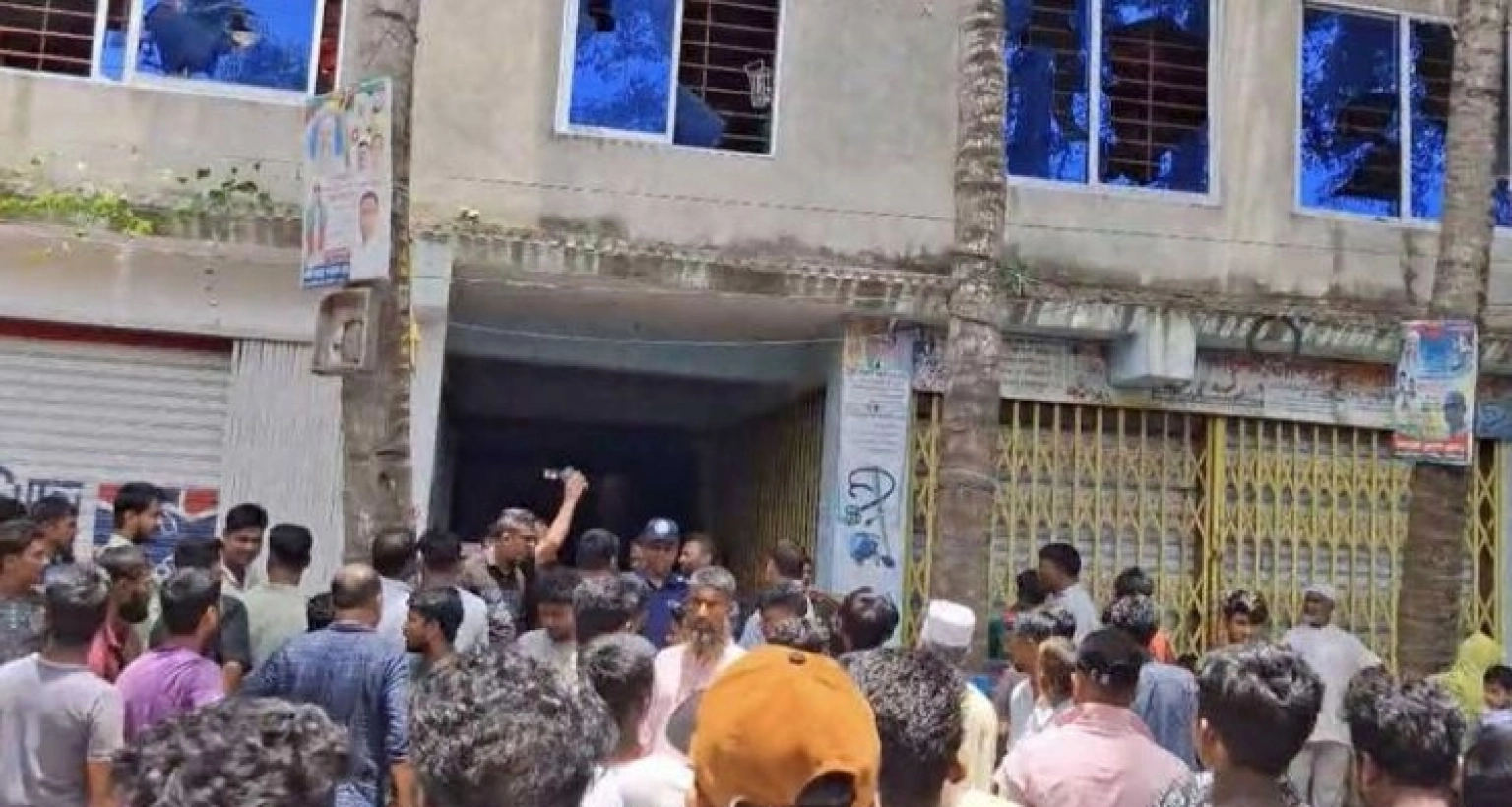 এবার একই পরিবারের ৩ জনকে পিটিয়ে হত্যা
