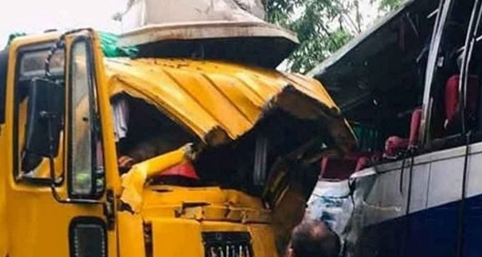 বাস-ট্রাকের মুখোমুখি সংঘর্ষে ৩ জনের মৃত্যু