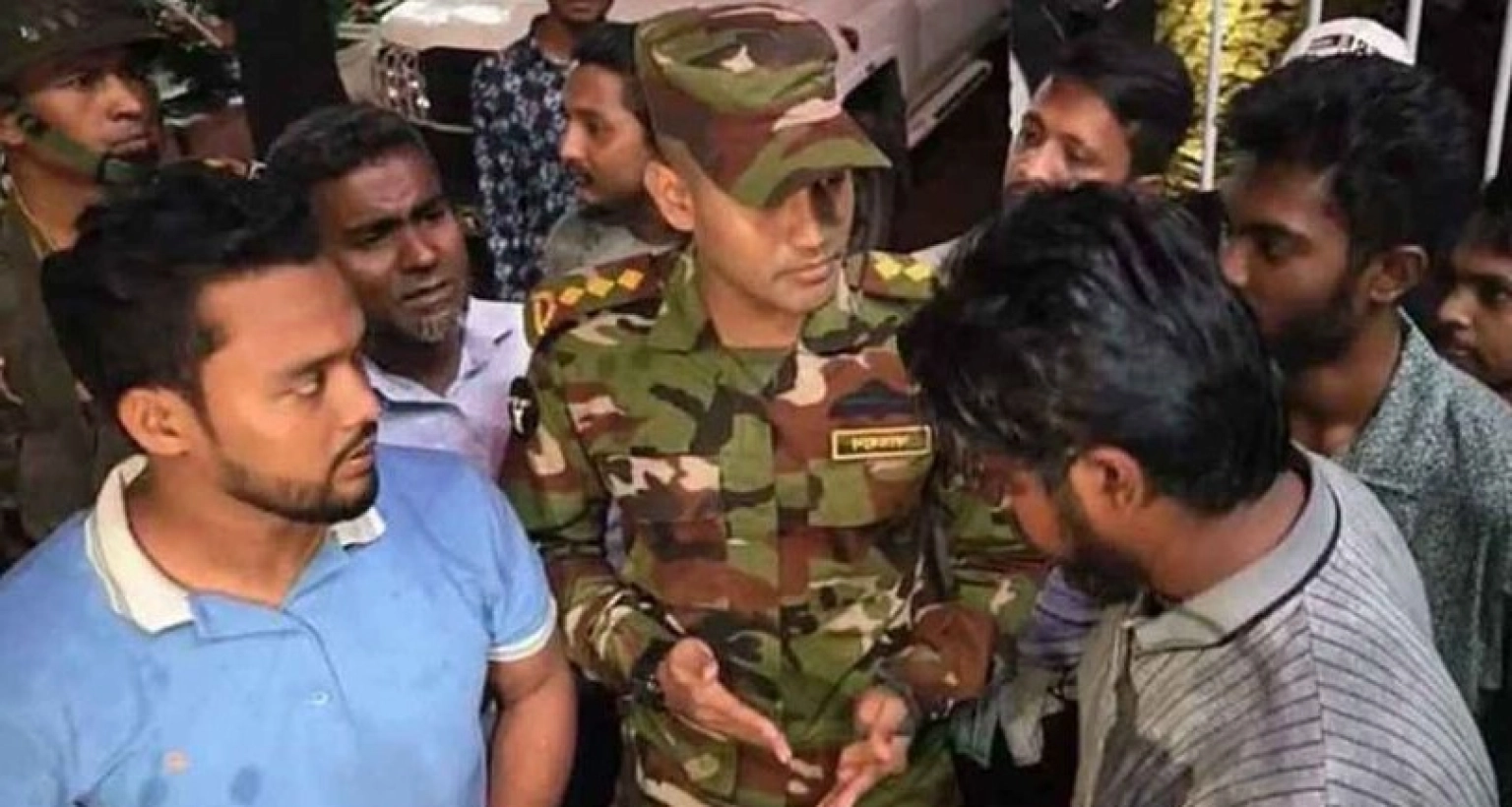 ছেলের বিয়েতে আ.লীগ নেতা, গ্রেফতারের দাবিতে মূল ফটকে শিক্ষার্থীদের অবস্থান 