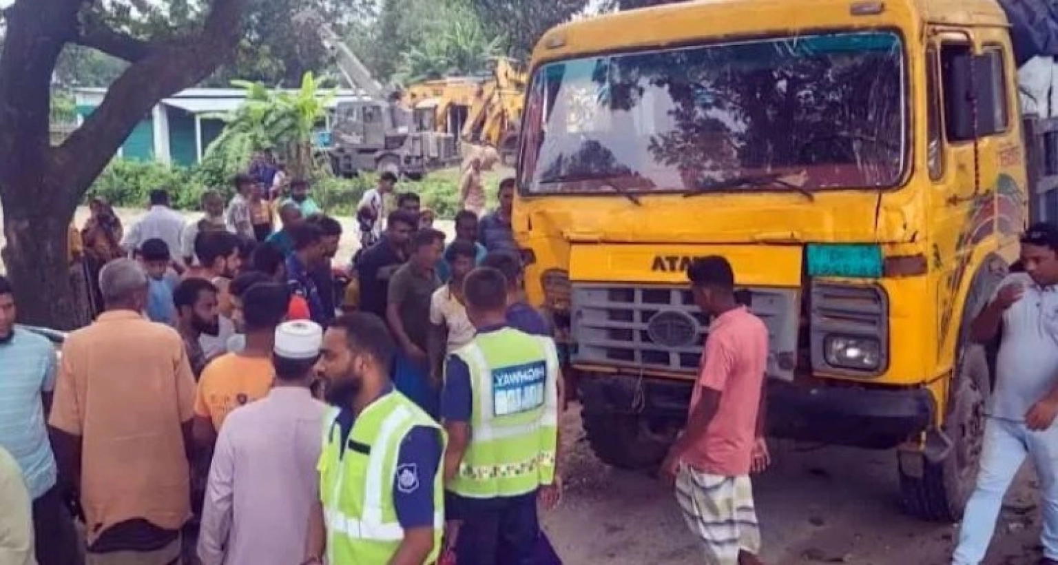 ট্রাক চাপায় ঘটনাস্থলেই বাবা ও ছেলে নিহত