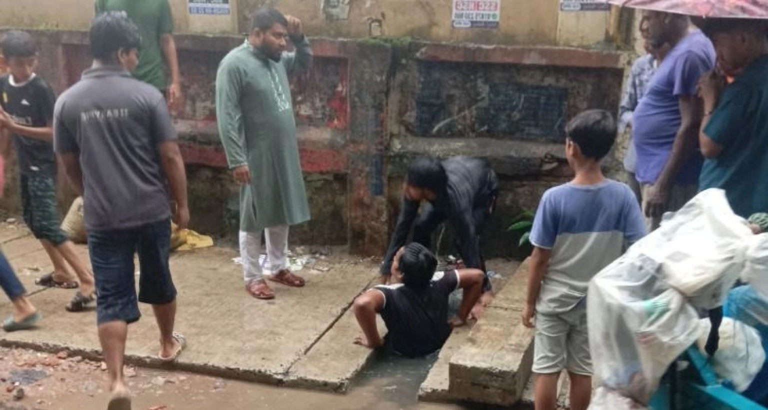 চট্টগ্রামে নালায় পড়ে শিশু নিখোঁজ, উদ্ধারে ফায়ার সার্ভিস