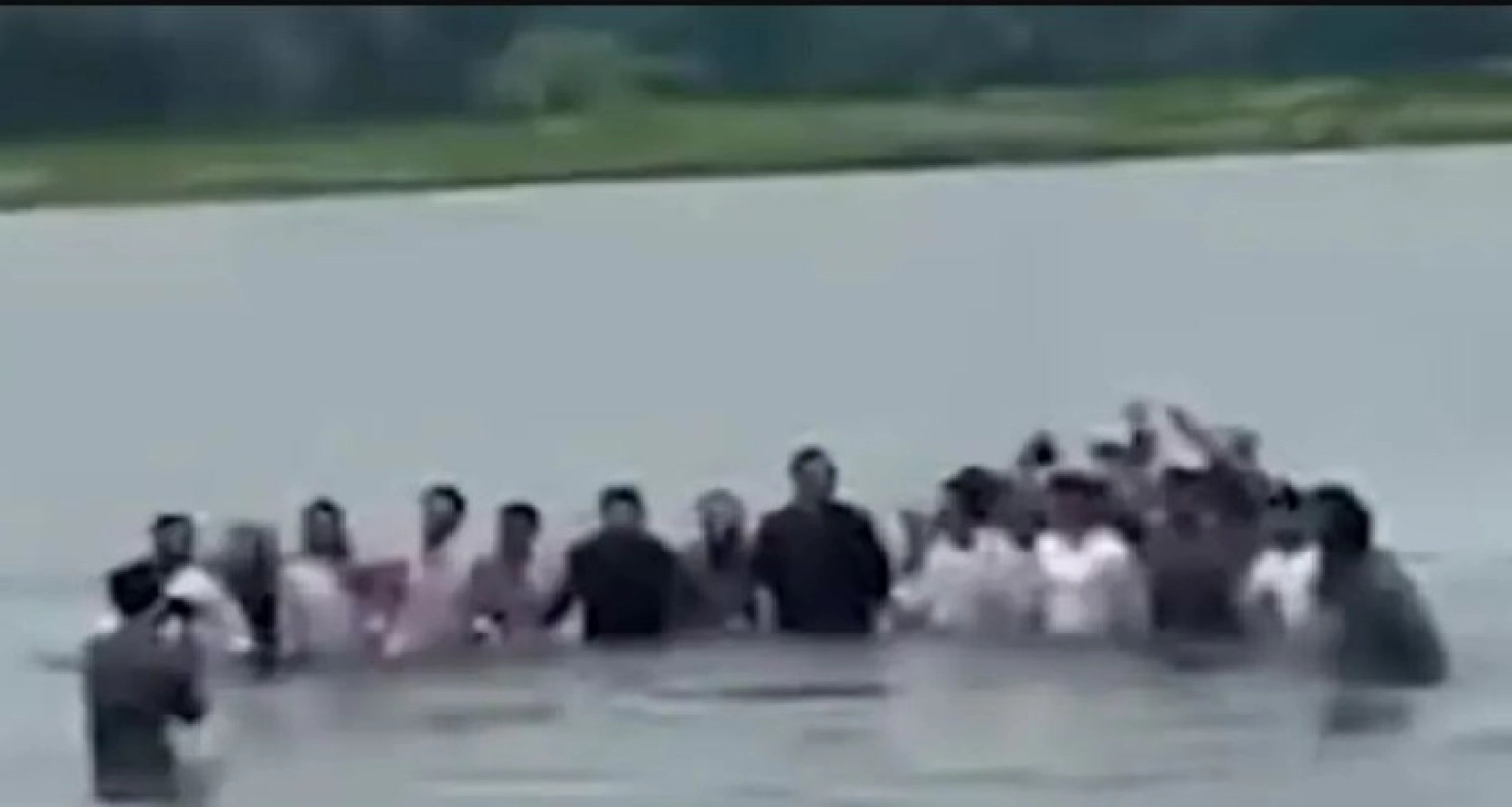 এনসিপির কেন্দ্রীয় নেতারা নদীতে নেমে শাপলা প্রতীক নিয়ে স্লোগান, আনন্দ-উচ্ছ্বাসে