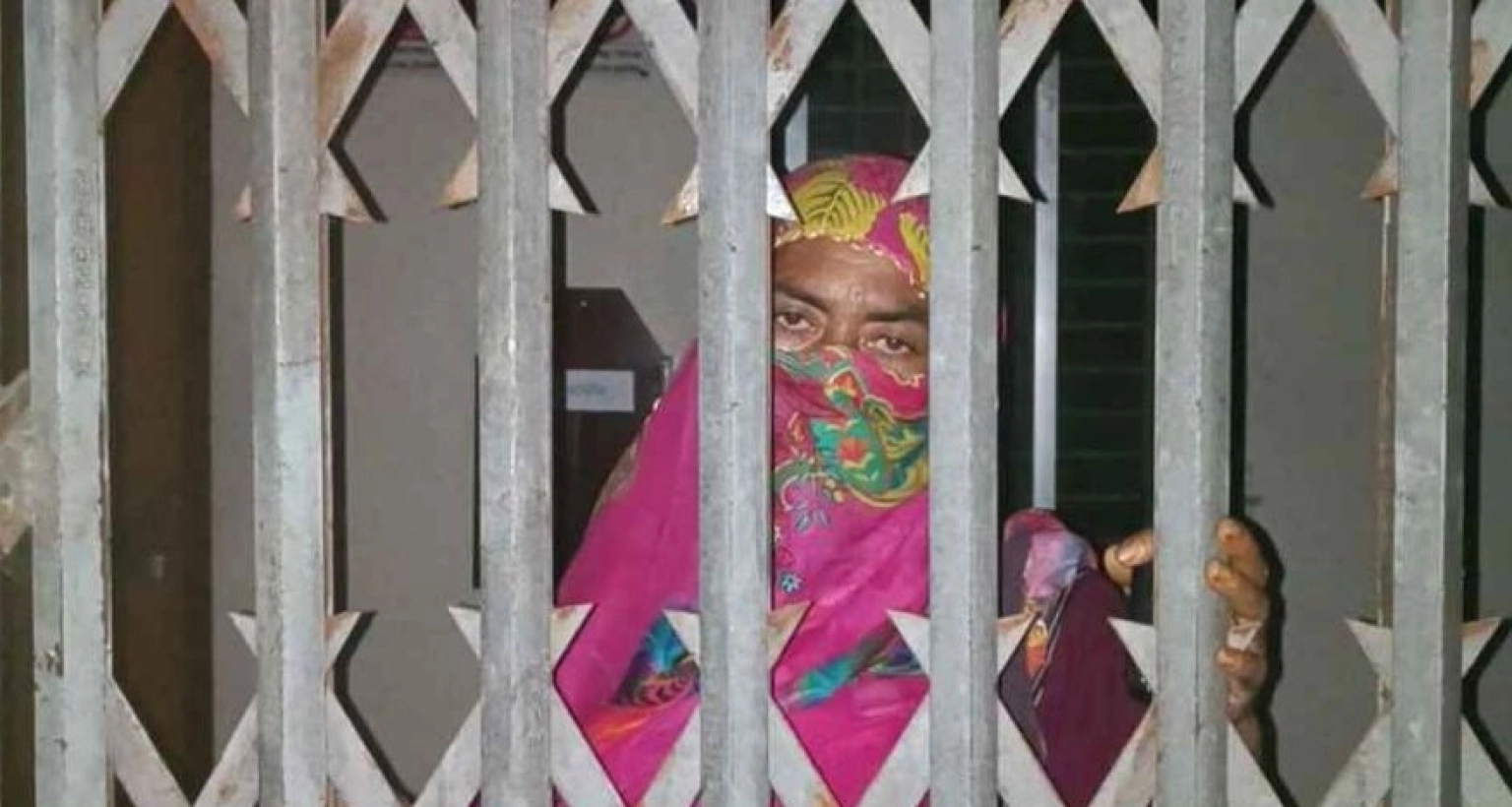 ঋণের টাকা পুরোপুরি পরিশোধ করতে না পারায় অসুস্থ নারী তালাবদ্ধ!