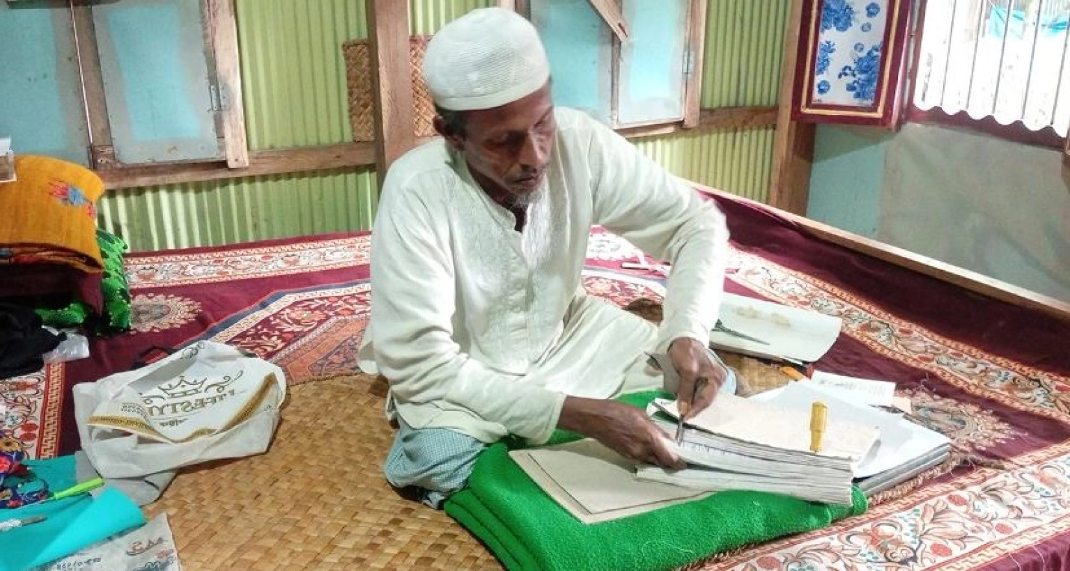 আল্লাহকে খুশি করতেই ৪০ বছর ধরে কোরআন বাঁধাইয়ের কাজ করেন শাহে আলম