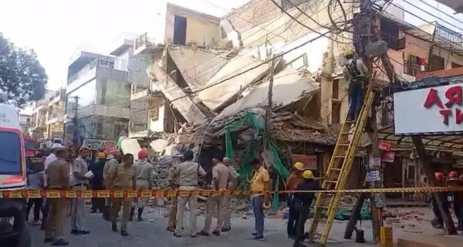  সকালে ধসে পড়ল চারতলা ভবন, অনেকেই নিচে আটকা 