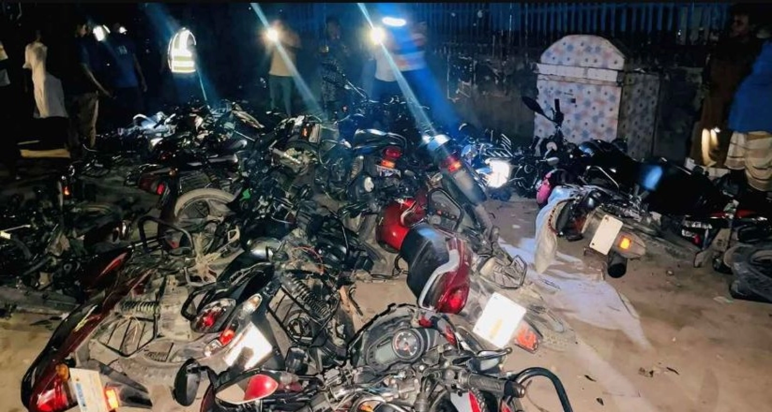 ভাঙচুর বিএনপি নেতাকর্মীদের অর্ধশতাধিক মোটরসাইকেল, নিয়ন্ত্রণে পুলিশ ও সেনাবাহিনী