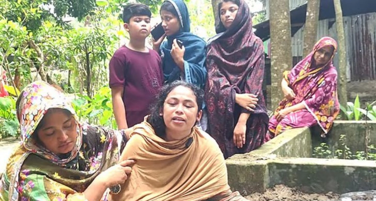  হাউমাউ করে কাঁদছেন লাল চাঁদের স্ত্রী, কান্না থামাতে পারছেন না স্বজনরাও
