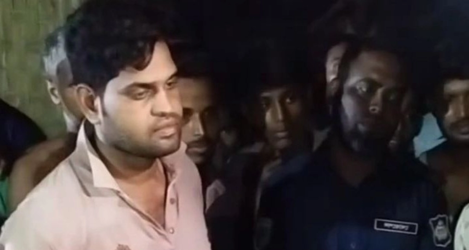 চাঁদাবাজির সময় জনতার হাতে পুলিশ সদস্য আটক