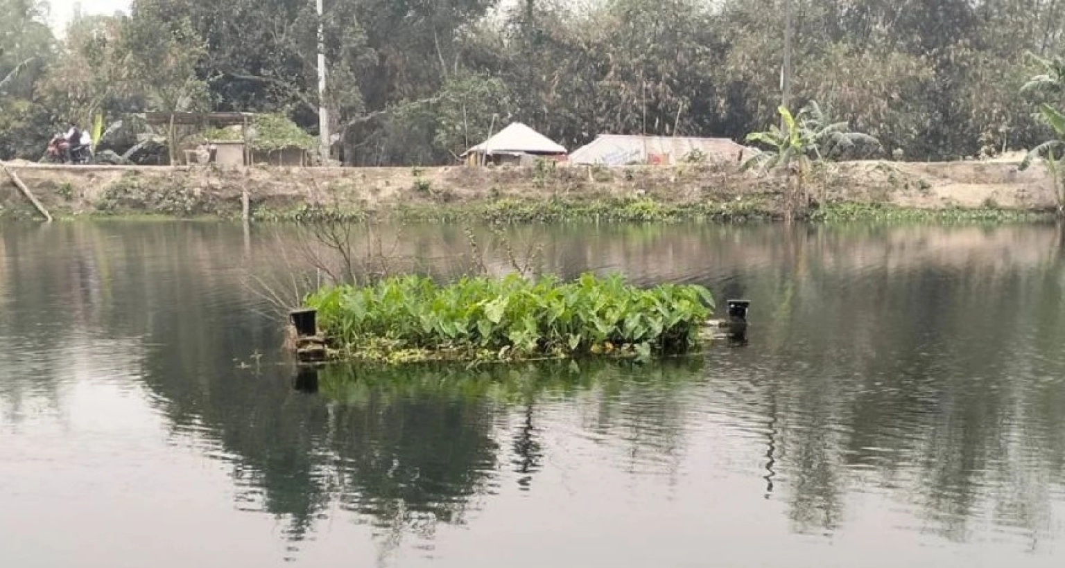 ‘খালটির পানি যতই বৃদ্ধি পায়, ততই নাকি কবরটি ভেসে ওঠে’!