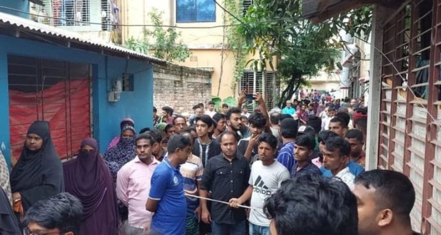 ‘যে ভাইকে জামিনে বাহির কইরা থাকতে দিছি, সেই আমার স্ত্রী-সন্তানরে মারল’!