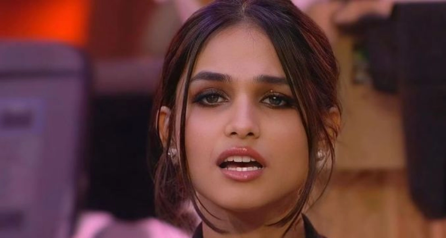 আমাকে দেয়ালের সঙ্গে চেপে ধরে বলে ‘একটা কথাও বলবি না’!