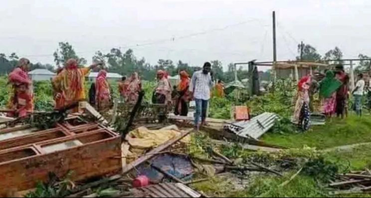 ২ মিনিটের ঘূর্ণিঝড়ে লণ্ডভণ্ড হয়ে গেল ৪ গ্রাম