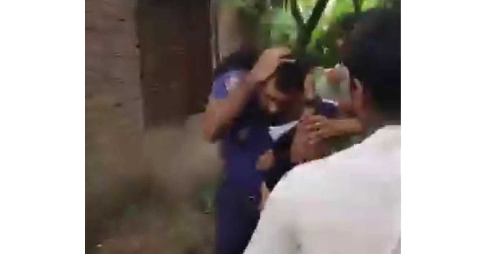 পুলিশের ওপর নিষিদ্ধ ছাত্রলীগের হামলা, গাড়ি ভাঙচুর ও আগুন
