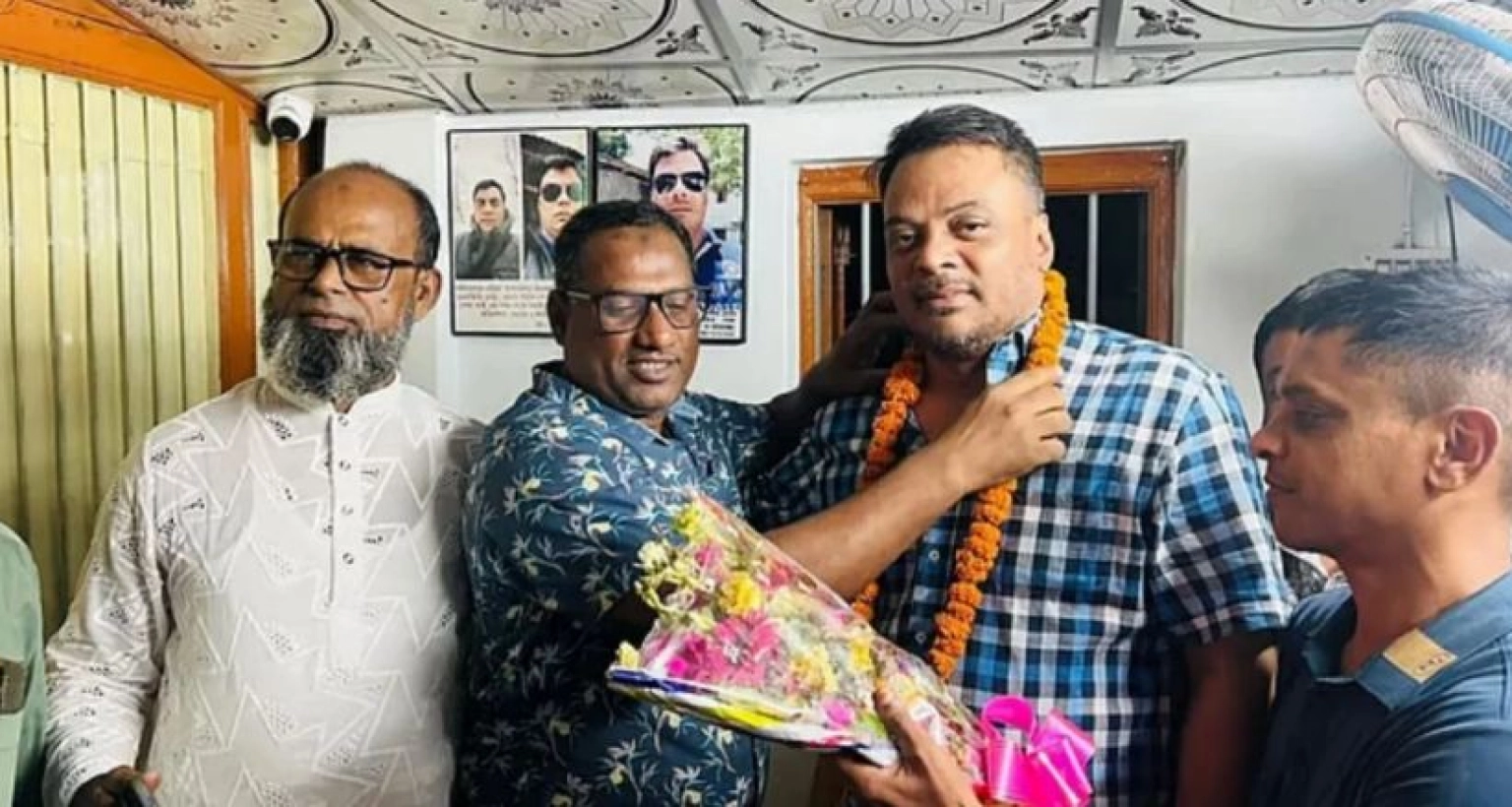 বিএনপির নেতাকে মালা পরানো সেই পুলিশ কর্মকর্তাকে গোপালগঞ্জে বদলি