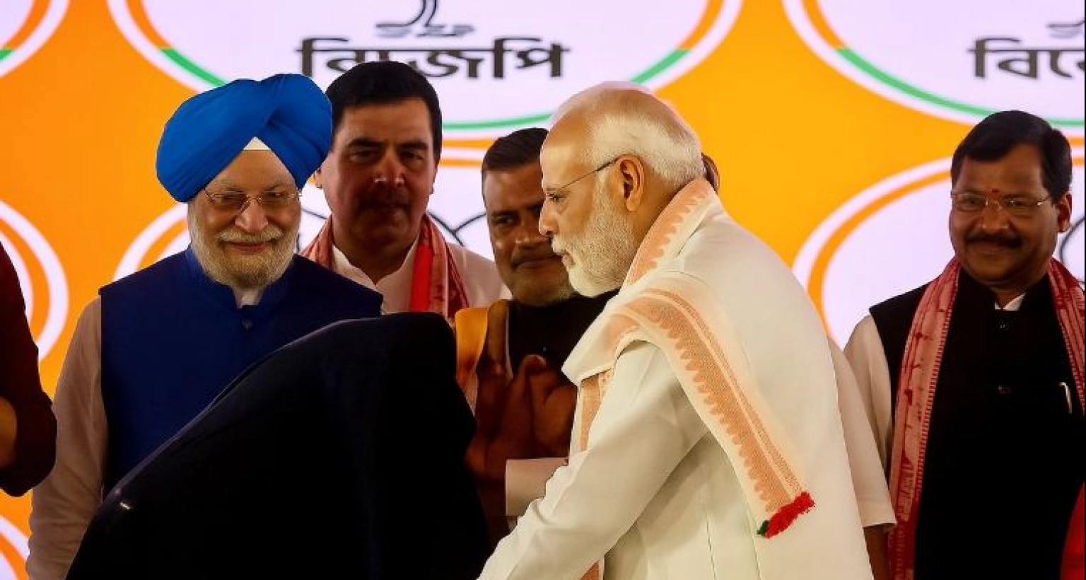 মোদি বিদায় জানানোর মুহূর্তেই ঘটল অপ্রত্যাশিত এক ঘটনা