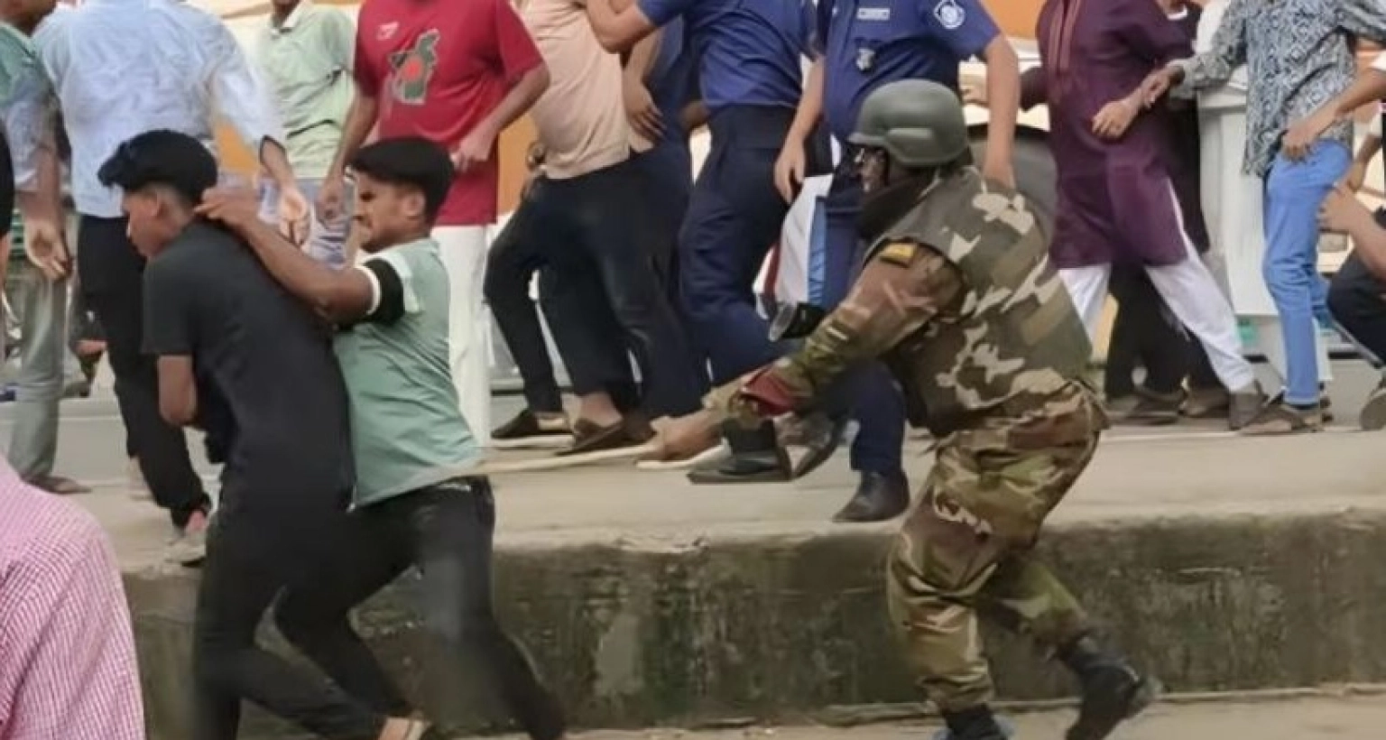 সালাউদ্দিনকে ‘গডফাদার’ ডাকায় উত্তাল কক্সবাজার, ভাঙচুর এনসিপির সমাবেশে 