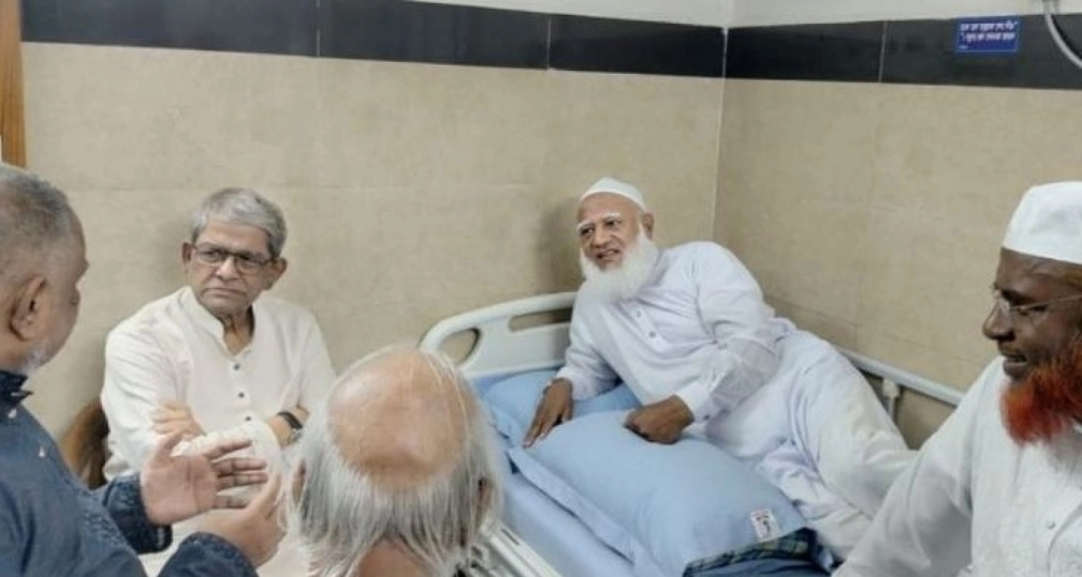 জামায়াত আমিরকে দেখতে হাসপাতালে ছুটে গেলেন মির্জা ফখরুল