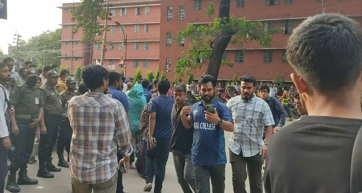 রক্ত দিতে বার্ন ইনস্টিটিউটে ছুটে আসছে ছাত্র-জনতা