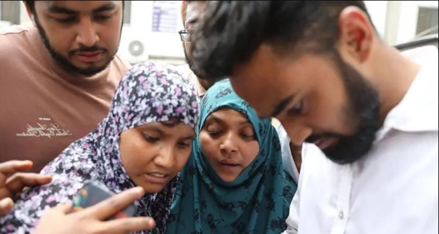 সন্তানদের ছবি হাতে কাঁদছেন আর হাসপাতালে হাসপাতালে ঘুরছেন স্বজনরা