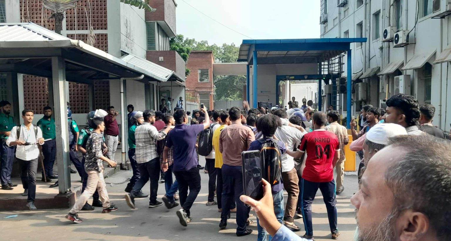 সচিবালয়ে ঢুকে গাড়ি ভাঙচুর, লাঠিচার্জে ছত্রভঙ্গ শিক্ষার্থীরা
