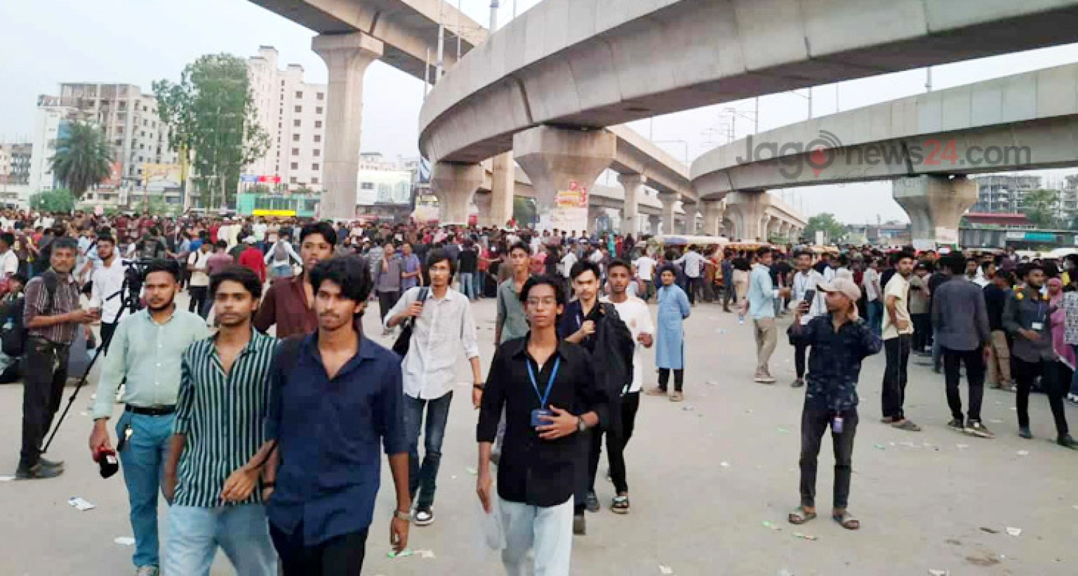 বাইরে শিক্ষার্থীদের বিক্ষোভ, এখনো অবরুদ্ধ দুই উপদেষ্টা-প্রেস সচিব