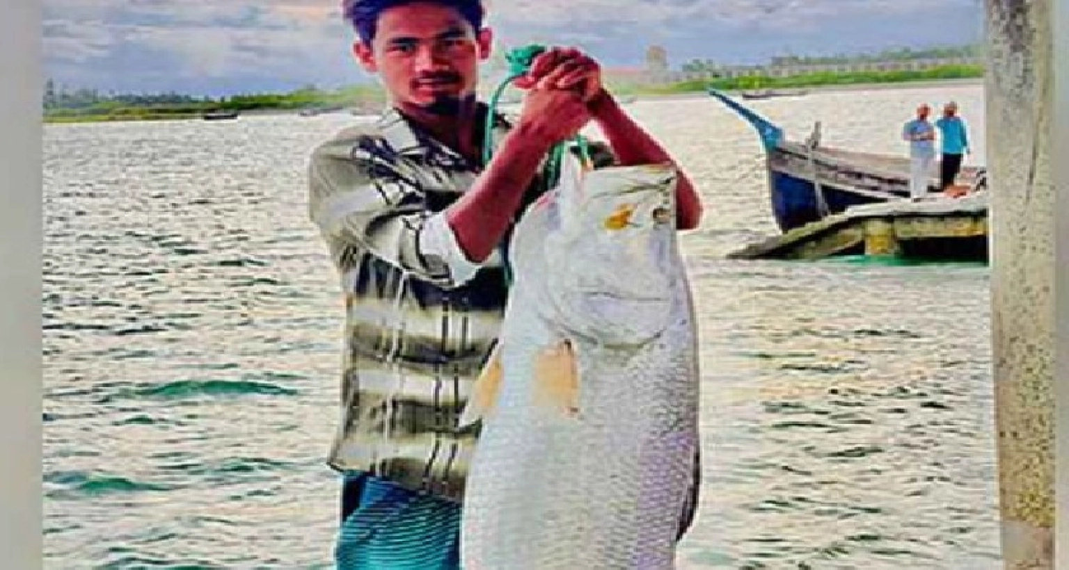 পাঁচ ফুট লম্বা এই বিশাল মাছটি ধরা পড়ল বরশিতে