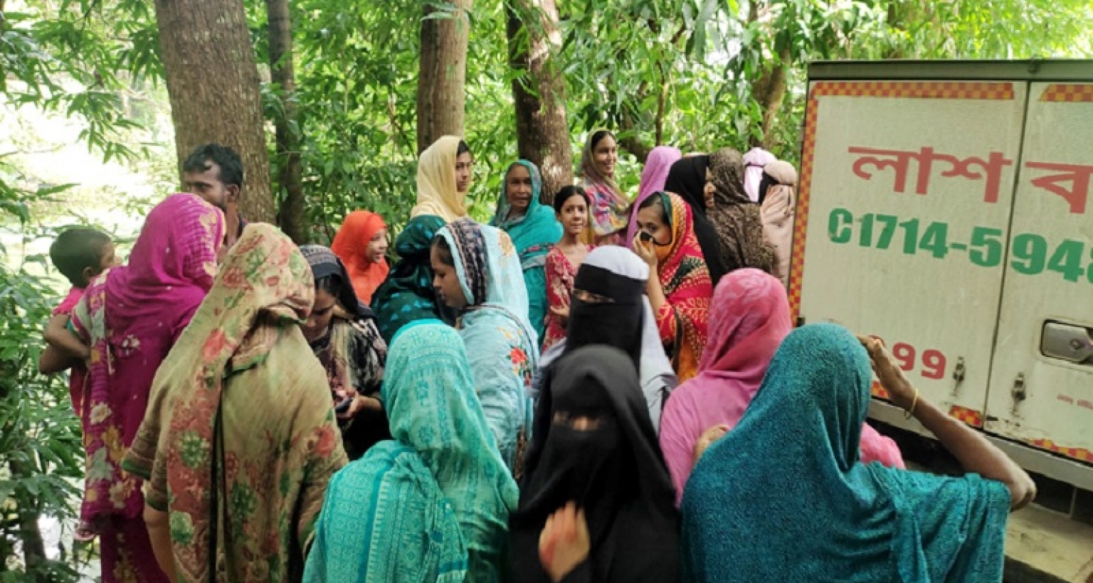 ছোট বোনের জন্য আইসক্রিম আনতে গিয়ে ভাগ্যক্রমে বেঁচে যায় বড় বোন