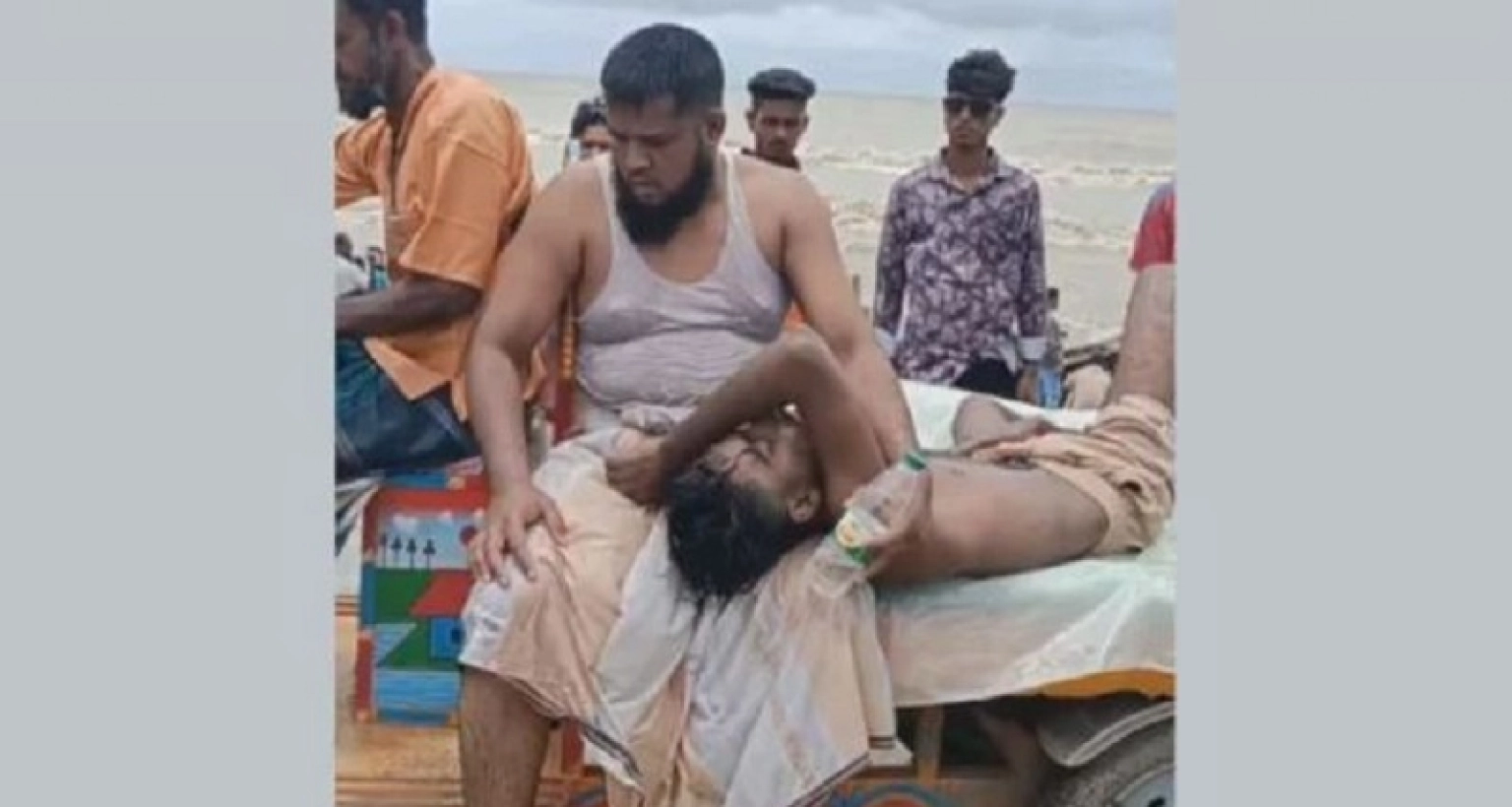 প্রবল স্রোতে সাগরে ভেসে যাচ্ছিলেন এক তরুণ, ঝাঁপিয়ে পড়ে উদ্ধার করলেন জেলে