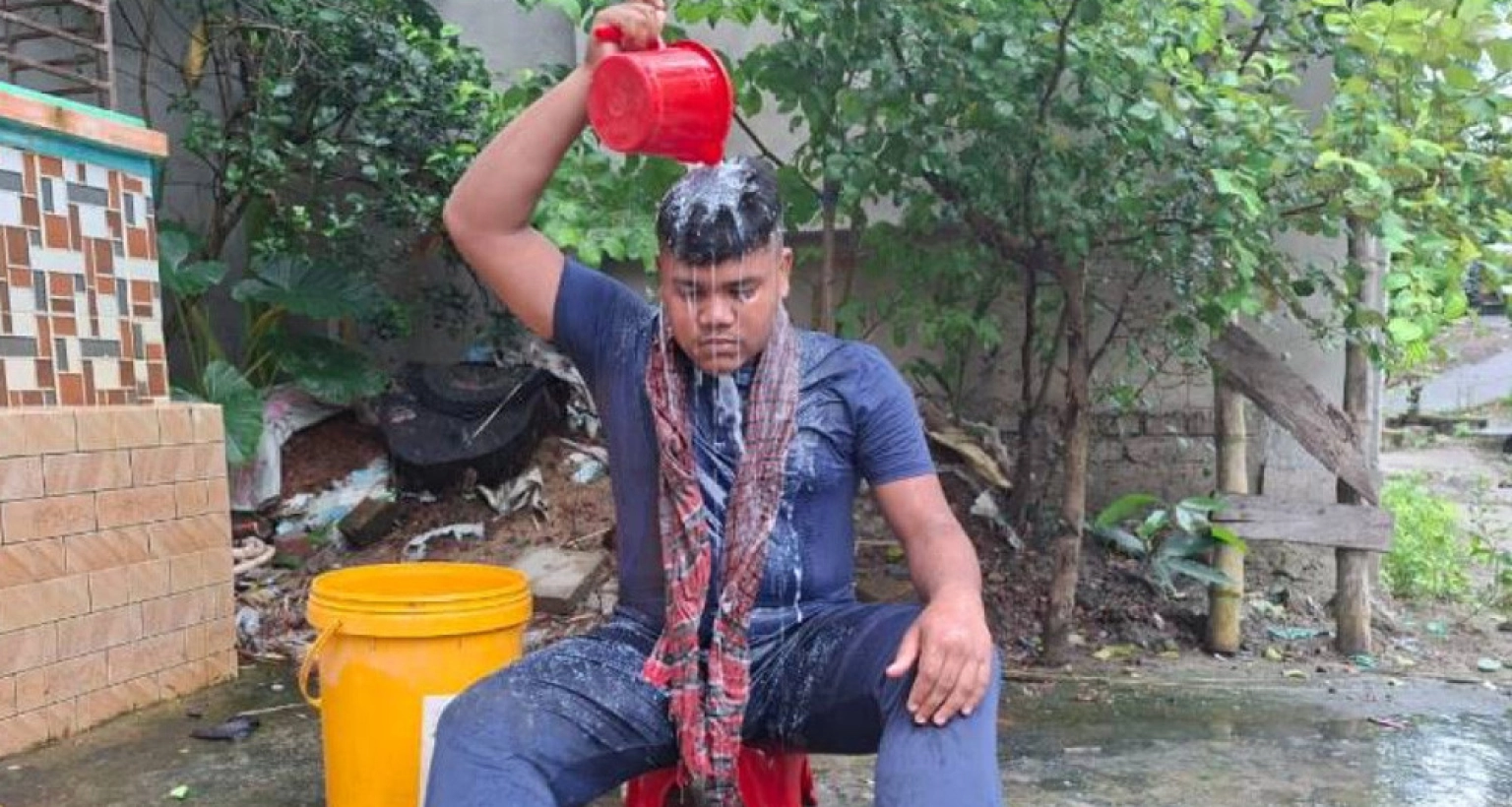 গোপালগঞ্জে দুধ দিয়ে গোসল করে নিষিদ্ধ ছাত্রলীগ সম্পাদকের পদত্যাগ