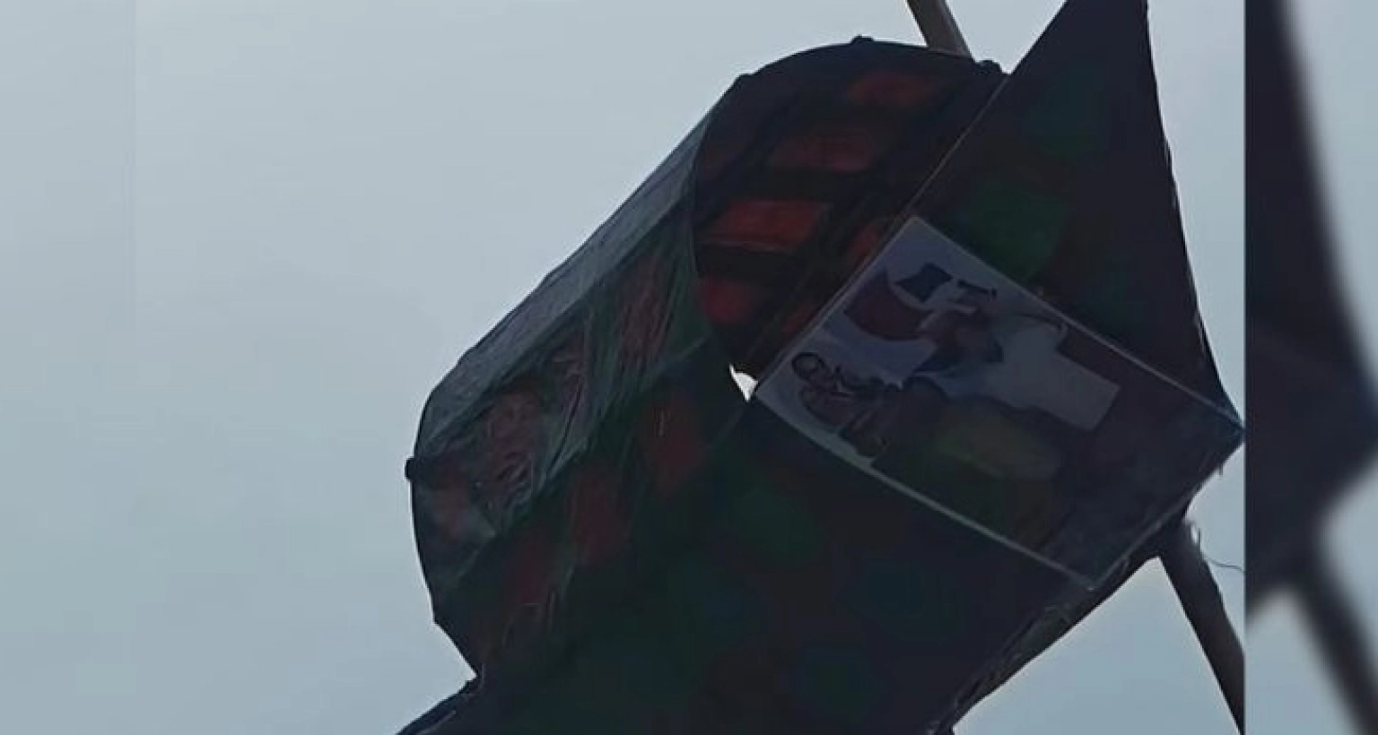 রাতের আঁধারে রাস্তায় ‘ঝুলন্ত নৌকা’, আটক ১