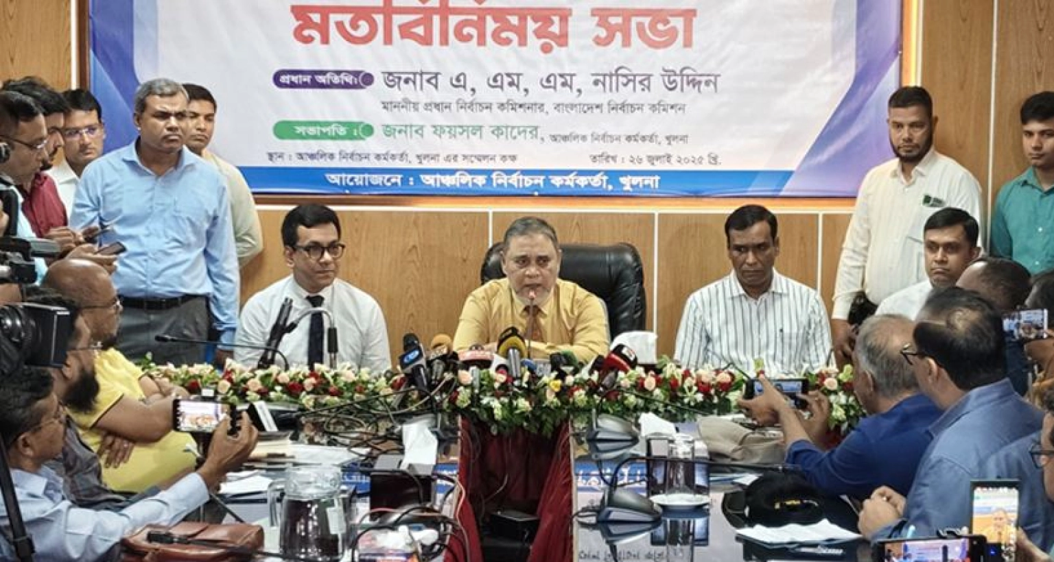আমরা একটি সুষ্ঠু নির্বাচন উপহার দিতে চাই : সিইসি