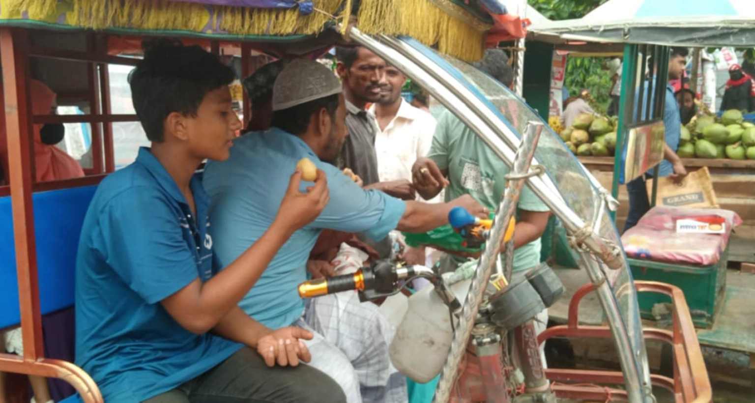 দাউদকান্দিতে মামুন সম্রাটের মৃত্যুর খবরে মিষ্টি বিতরণ 