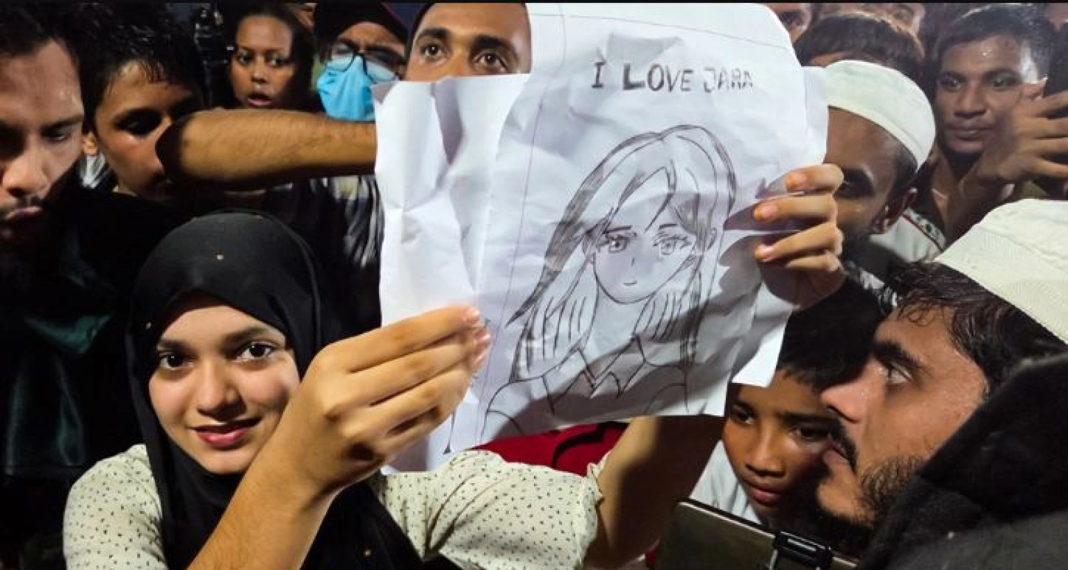 সবার নজর কাড়ছে ‘আই লাভ জারা’ তরুণীর হাতে আঁকা ছবিটি