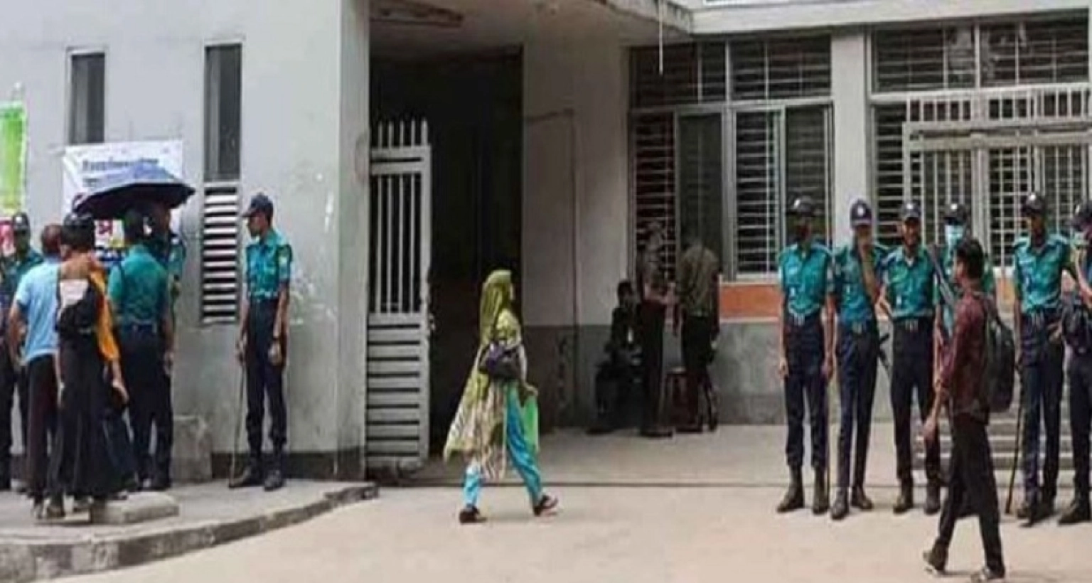  করিডোরে দিনভর কান্না আর উৎকণ্ঠায় ক্লান্ত স্বজনরা ফিরে গেছেন মরদেহ নিয়ে