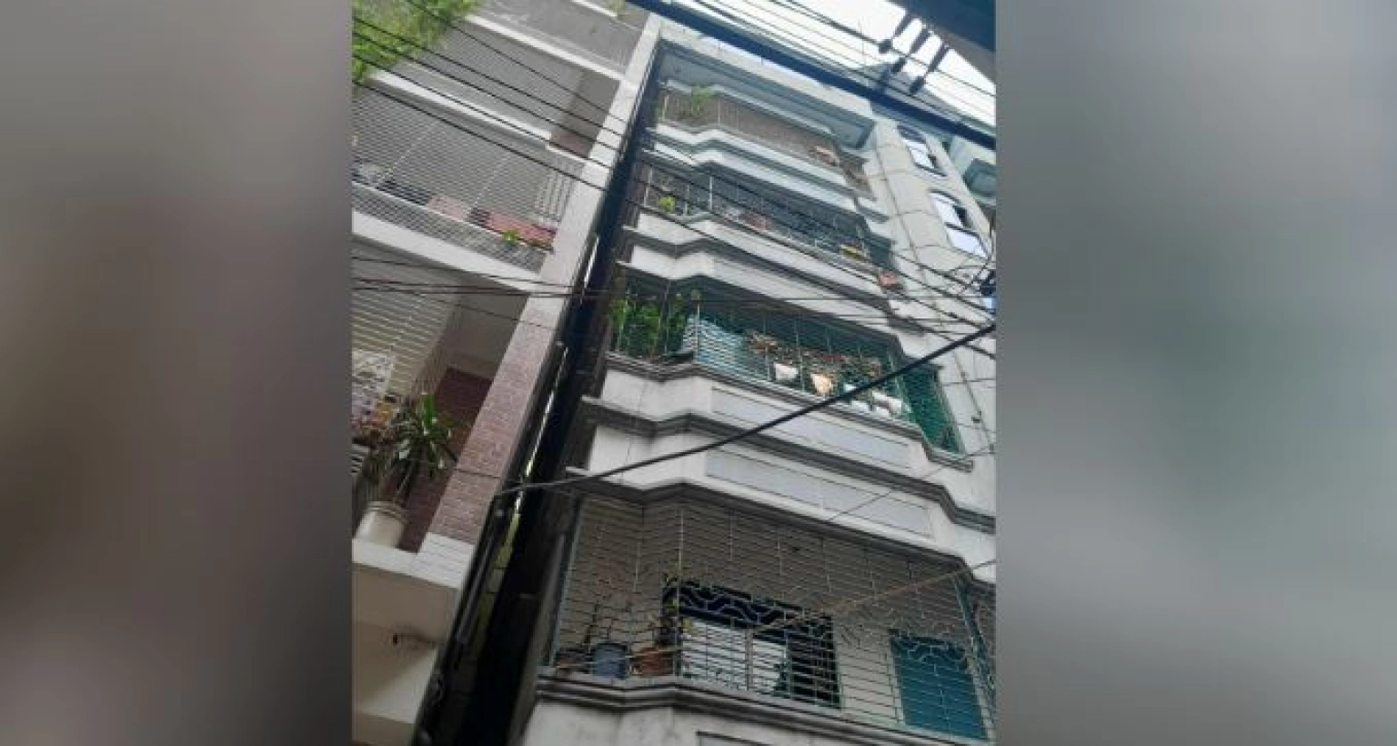 রাজধানীতে হেলে পড়ল ৬ তলা ভবন