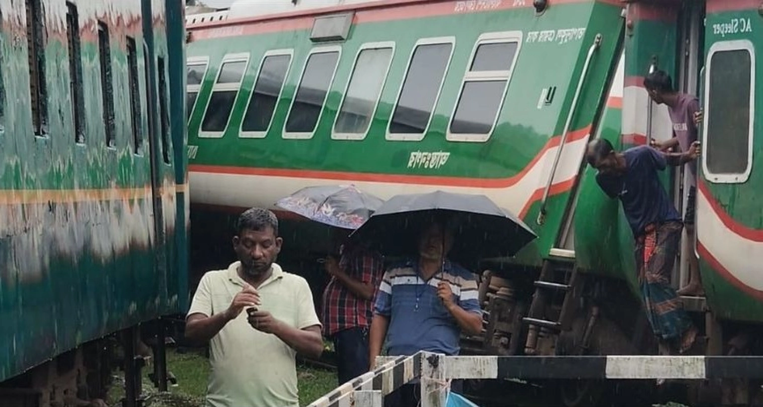 দুই ট্রেনের মুখোমুখি সংঘর্ষ