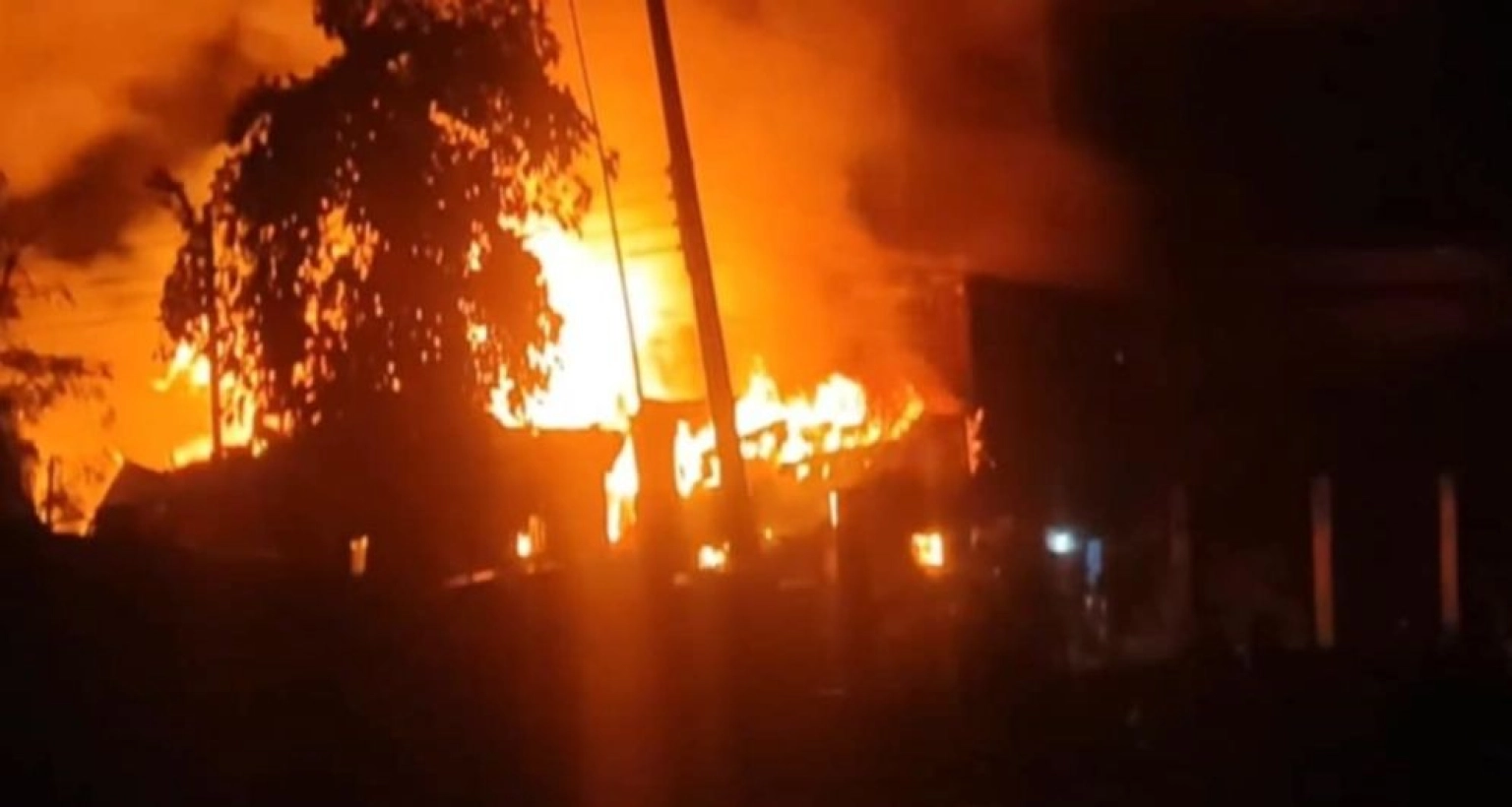 মুহূর্তের মধ্যেই আগুনে পুড়ল ২০ বসতঘর