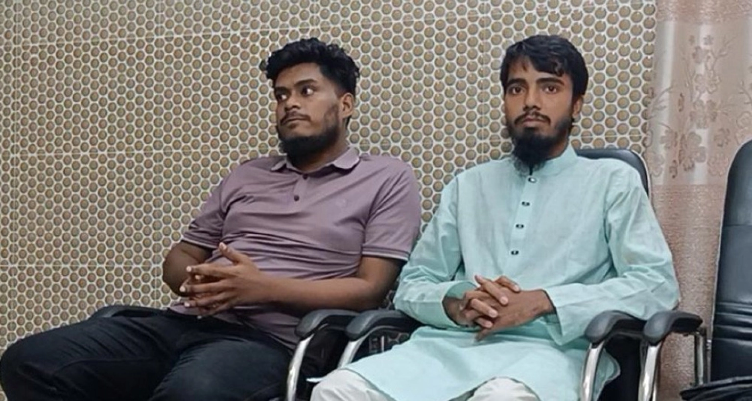 ৩ কোটি টাকার বিল তুলতে গিয়ে দুই শিক্ষার্থী আটক