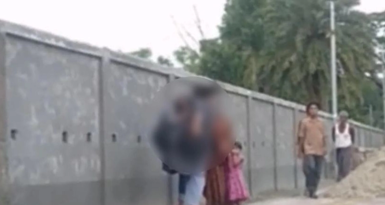 প্রকাশ্যে রাস্তার পাশে দুই তরুণীর মধ্যে এমন ঘটনা! শহরজুড়ে আলোচনা-সমালোচনা
